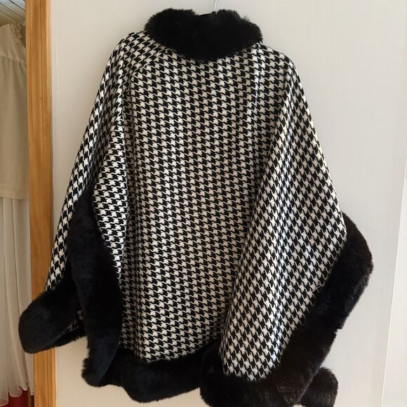 NWT LA FIORENTINA Houndstooth Plaid Faux Fur Trim Wrap Shawl One size - Picture 4 of 7